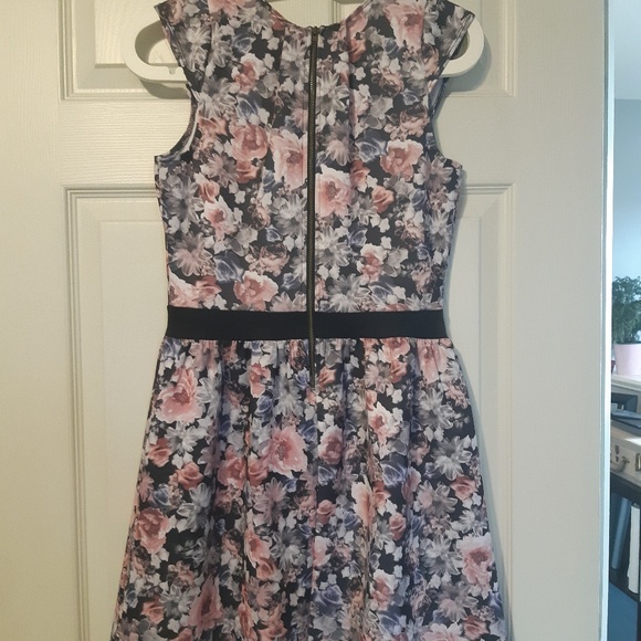 Floral dress - Picture 3 of 9